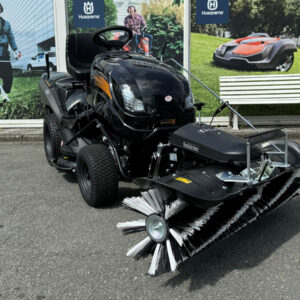 Black Edition Pro 227/102 Twin H 4WD - Made by Stiga inkl. TK520 Kehrmaschine – Bild 3