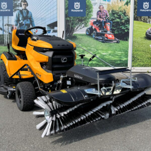 CUB Cadet Rasentraktor XT2 PS117 inkl. TK520 Kehrmaschine