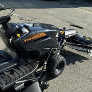 Black Edition Rasentraktor Pro 228/108 Twin HS inkl. TK520 Kehrmaschine – Bild 3