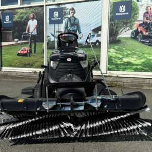 Black Edition Rasentraktor Pro 228/108 Twin HS inkl. TK520 Kehrmaschine – Bild 4